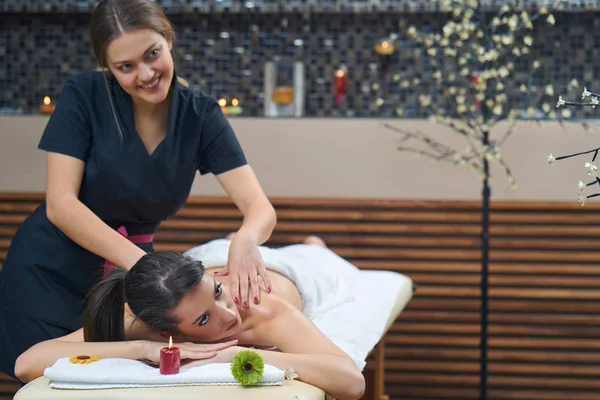 Wellendingen Frauen Genießen Eine Entspannende Rückenmassage Kosmetologischen Wellnesszentrum Körperpflege Hautpflege — Stockfoto