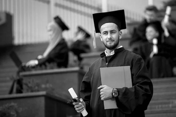 Fiatal Büszke Magabiztos Diplomás Pózol Egy Fotó — Stock Fotó