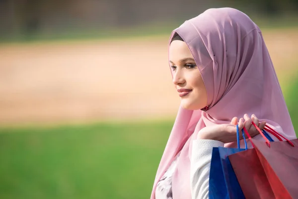 Menina Muçulmana Feliz Com Sacos Compras Conceptuais — Fotografia de Stock