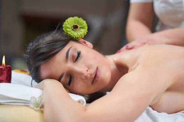 Mujer Disfrutando Relajante Masaje Espalda Cosmetología Centro Spa — Foto de Stock