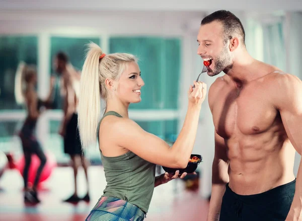 Couple Heureux Dans Salle Gym Nourrissant Mutuellement Avec Une Salade — Photo