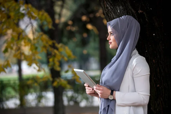Junges Mädchen Trägt Hijab Mit Tablette Draußen — Stockfoto