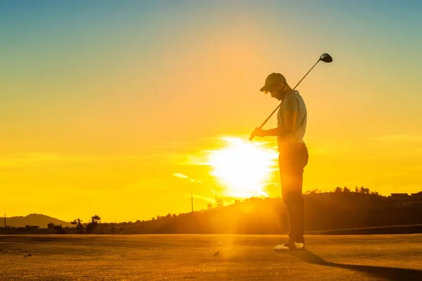 Člověk Hraje Golf Při Západu Slunce — Stock fotografie