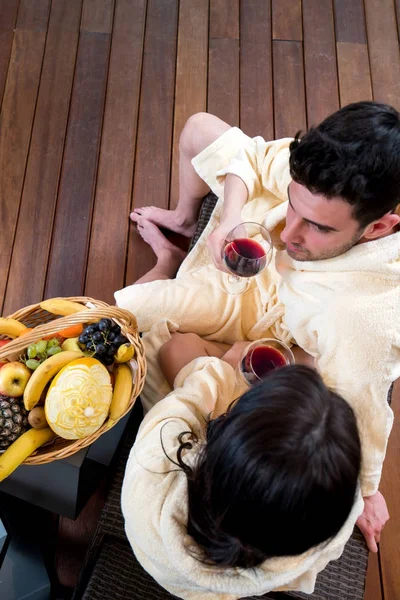 Pareja Disfrutando Del Vino Fruta Vista Desde Arriba — Foto de Stock