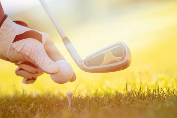 Hombre Jugando Golf Verano — Foto de Stock