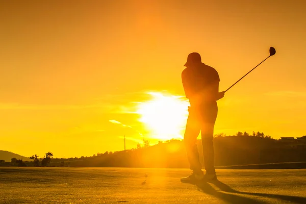 Man Golfen Tijdens Zonsondergang — Stockfoto