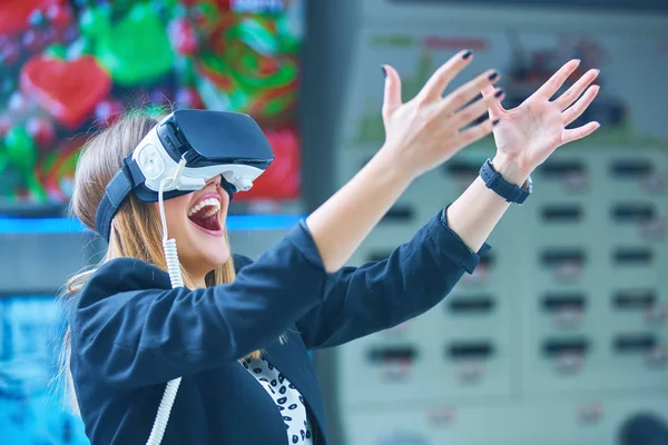 Mujer Joven Con Dispositivo Realidad Virtual —  Fotos de Stock