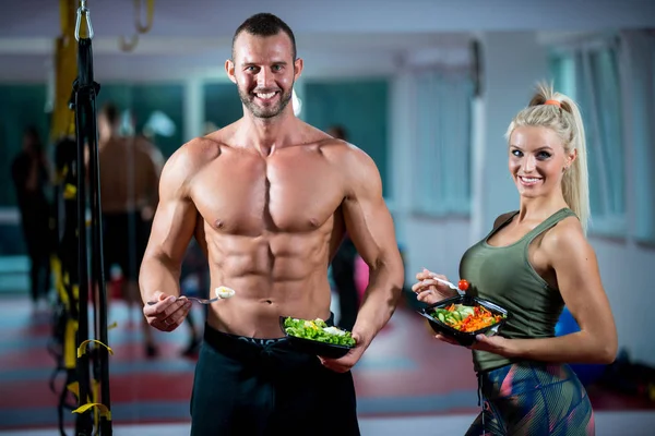 Casal Feliz Ginásio Alimentando Uns Aos Outros Com Salada Fresca — Fotografia de Stock