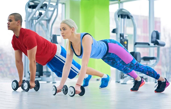 Mulher Treinando Com Instrutor Fitness Ginásio — Fotografia de Stock