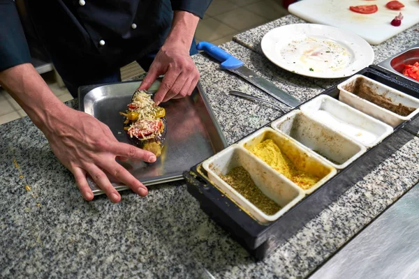 Chef Restaurante Guarnición Plato Verduras Cosecha Las Manos Imagen Filtrada — Foto de Stock