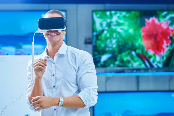 Hombre Con Gafas Realidad Virtual — Foto de Stock