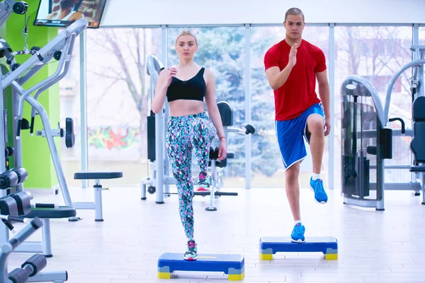 Mulher Treinando Com Instrutor Fitness Ginásio — Fotografia de Stock