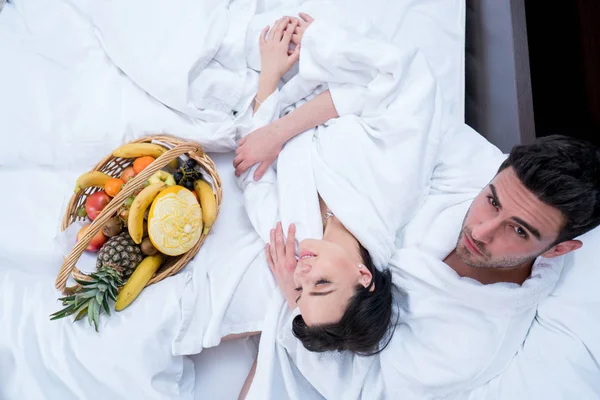 Casal Relaxante Cama Com Cesta Frutas Prazer — Fotografia de Stock