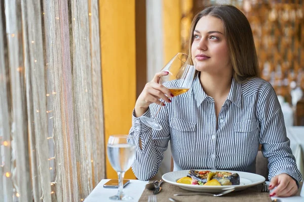 Élelmiszer Karácsony Ünnepek Emberek Koncepció Mosolygó Pár Étkezési Főétel Étteremben — Stock Fotó