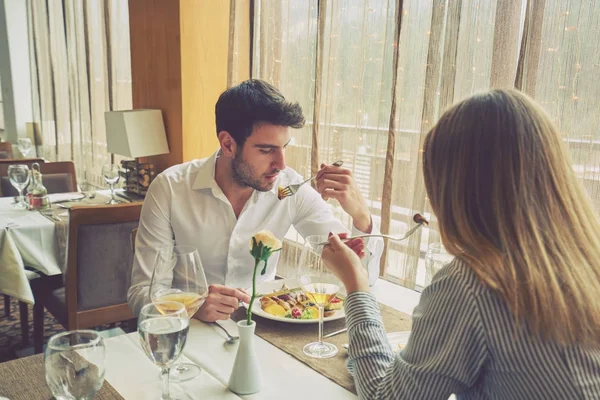 Food Christmas Holidays People Concept Smiling Couple Eating Main Course — Stock Photo, Image