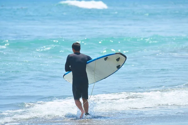 Onun surfboard ile bir sörfçü dalgaları git
