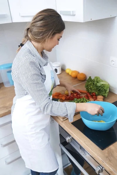 Vrouw Groenten Keuken Koken — Stockfoto