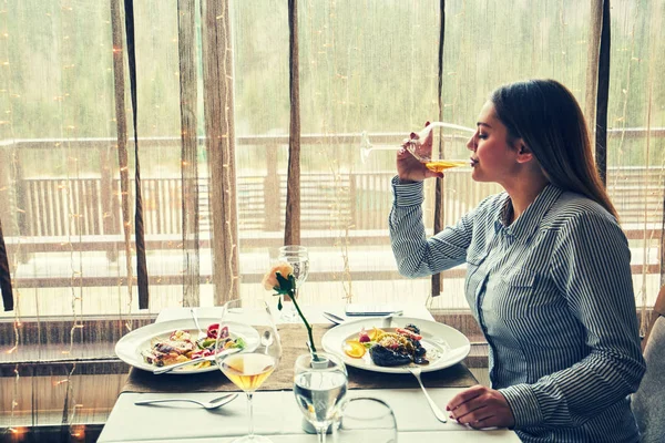 Lifestyle Beautiful Woman Modern Restaurant — Stock Photo, Image