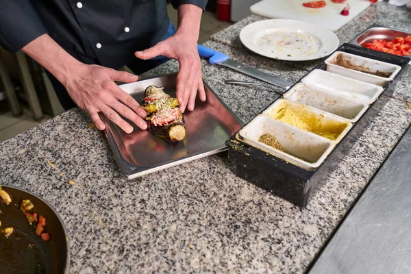 Chef Restaurante Enfeite Prato Vegetal Colheita Mãos Imagem Filtrada — Fotografia de Stock