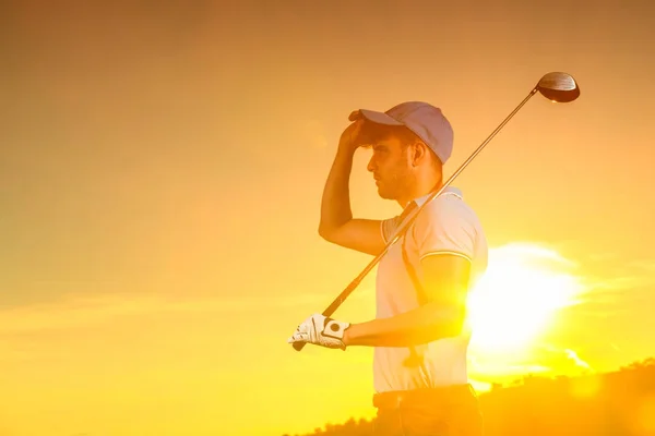 Homem Está Jogando Golfe Durante Pôr Sol — Fotografia de Stock