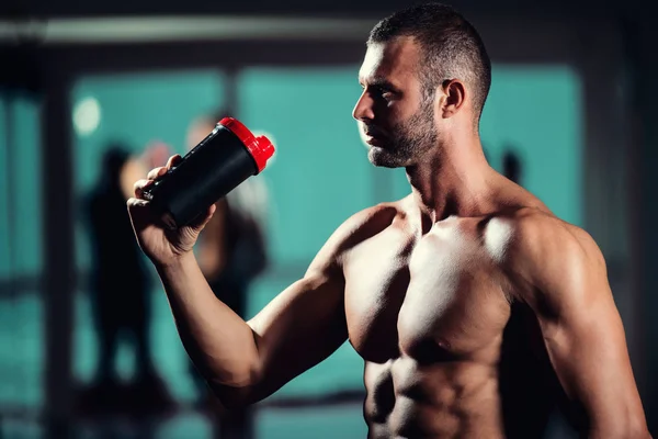 Bonito Jovem Muscular Homem Bebe Uma Proteína Ginásio — Fotografia de Stock