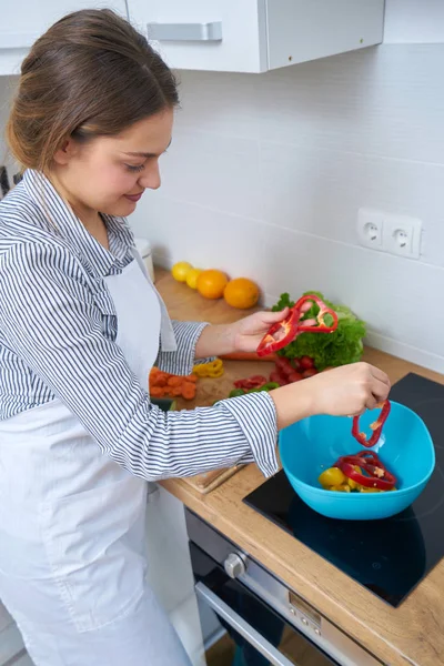 Jonge Vrouw Met Mandje Met Verse Groenten Keuken — Stockfoto