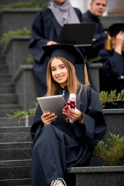 Graduado Bastante Joven Con Colegios Trabajo Equipo Diploma — Foto de Stock