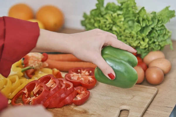 Mujer Cocinar Verduras Cocina — Foto de Stock