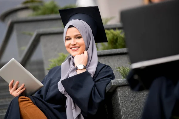 Bastante Joven Graduada Usando Hijab — Foto de Stock