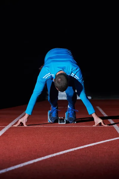 Sport Sprinter Verlässt Startblöcke Auf Der Laufstrecke — Stockfoto
