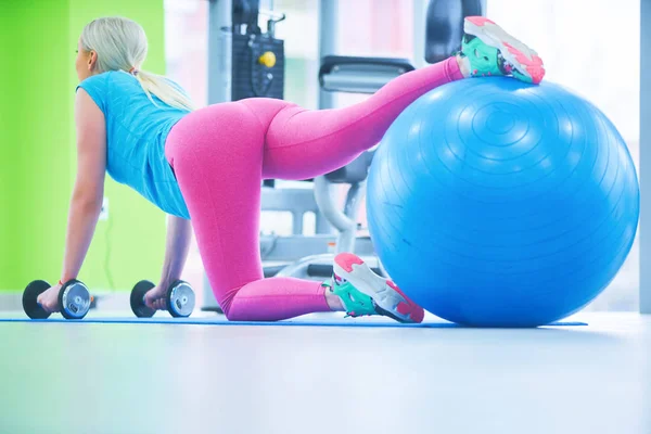 Kadın Fitness Spor Salonunda Pilates Topuyla — Stok fotoğraf
