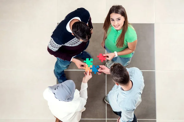 Trabajo Equipo Socios Concepto Integración Puesta Marcha Con Piezas Rompecabezas — Foto de Stock