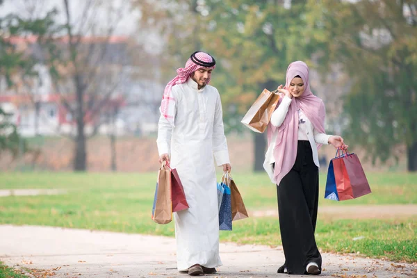 Preciosa Pareja Musulmana Dando Paseo Después Compras Concepto —  Fotos de Stock