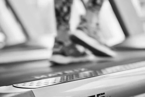 Girl Runs Treadmill Active Girl Gym Runs Treadmill Athlete Cardio — Stock Photo, Image