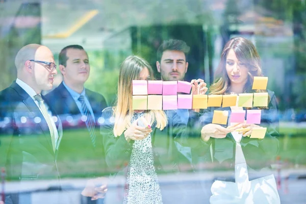 Empresarios Discutiendo Planificando Concepto Marcador Frontal Pared Vidrio Pegatinas Oficina — Foto de Stock