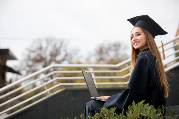 Ganska Ung Graduate Flicka Med Laptop — Stockfoto