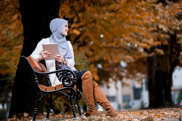 Belle Jeune Fille Portant Hijab Aide Une Tablette Sur Banc — Photo