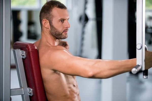 Entschlossener Junger Muskulöser Mann Arbeitet Fitnessstudio Fitnessgerät — Stockfoto