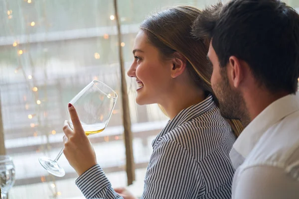 Estilo Vida Hermosa Mujer Restaurante Moderno —  Fotos de Stock