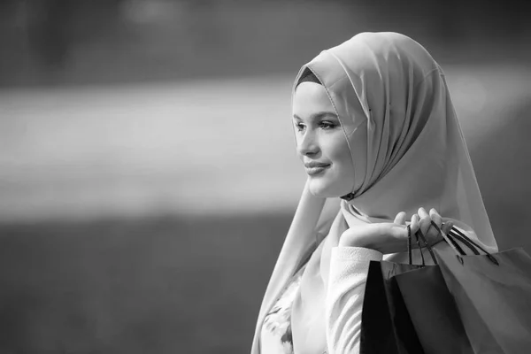 Happy Muslim Gadis Dengan Tas Belanja Konseptual — Stok Foto