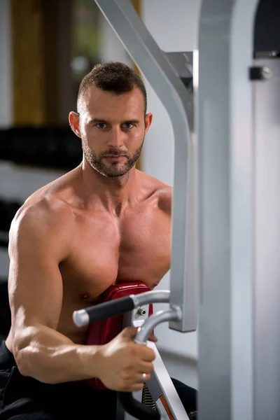 Entschlossener Junger Muskulöser Mann Arbeitet Fitnessstudio Fitnessgerät — Stockfoto