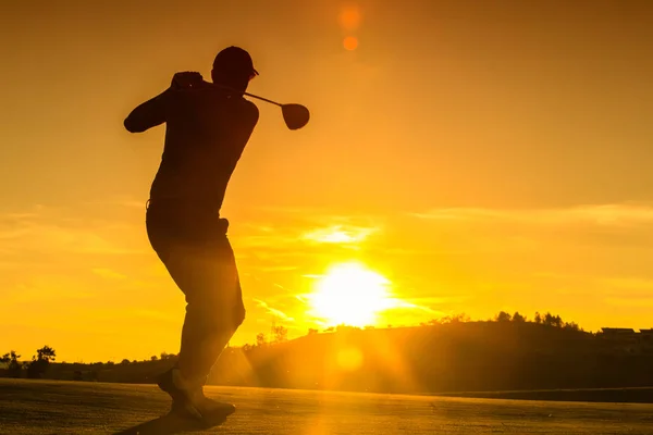 Člověk Hraje Golf Při Západu Slunce — Stock fotografie