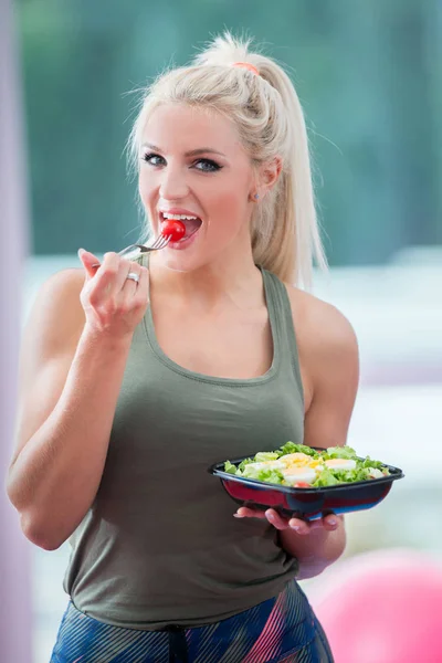 Jovem Saudável Comer Legumes Salada Verde Ginásio — Fotografia de Stock