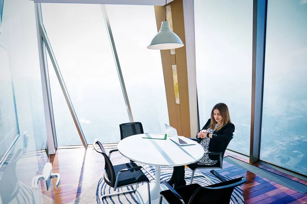 Femme Affaires Moderne Dans Bureau — Photo