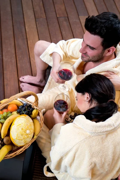 夫妇享受葡萄酒和水果 从上面查看 — 图库照片