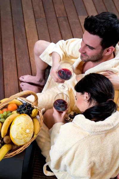 Pareja Disfrutando Del Vino Fruta Vista Desde Arriba — Foto de Stock