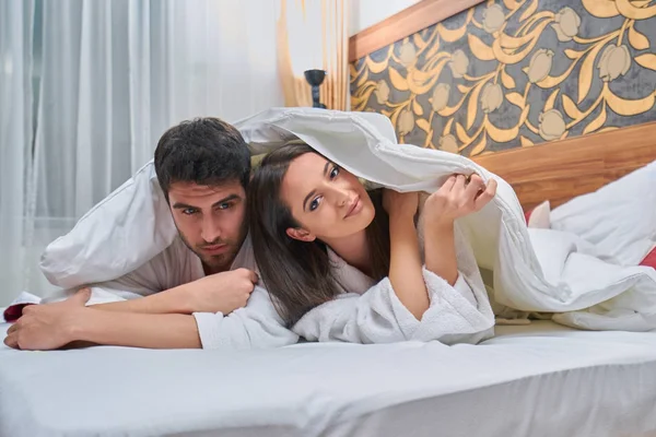 Hotel Viajes Relaciones Concepto Felicidad Pareja Feliz Cama — Foto de Stock