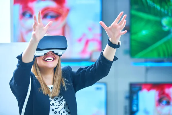 Mujer Joven Con Dispositivo Realidad Virtual — Foto de Stock