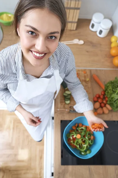 Mujer Cocinar Verduras Cocina — Foto de Stock