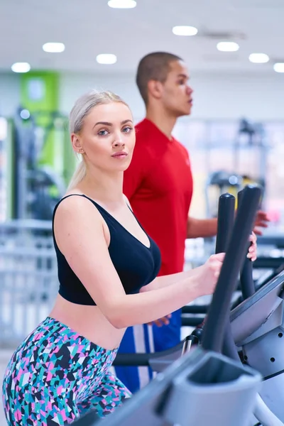 Entrenamiento Mujer Con Instructor Fitness Gimnasio — Foto de Stock